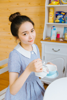 女班长哭着说不能生孩子视频